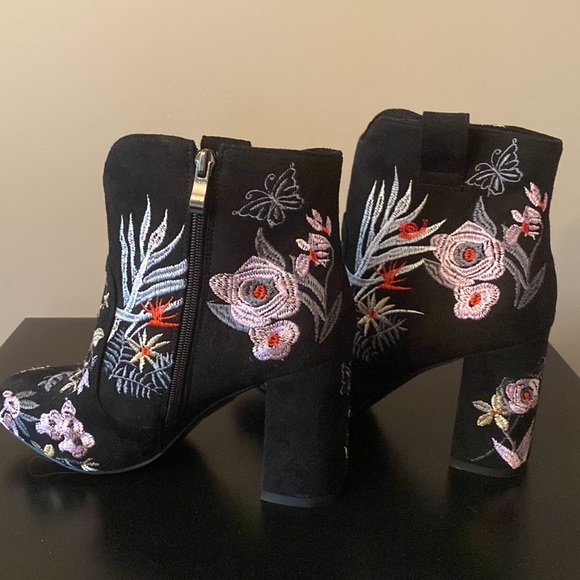 Women heeled Fashion Boots - Picture 4 of 4